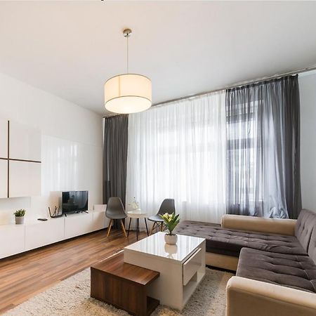 Apartia Vlhka, Brno-Center Luaran gambar